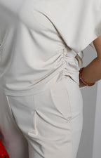 Conjunto beige de manga corta con cuello drapeado