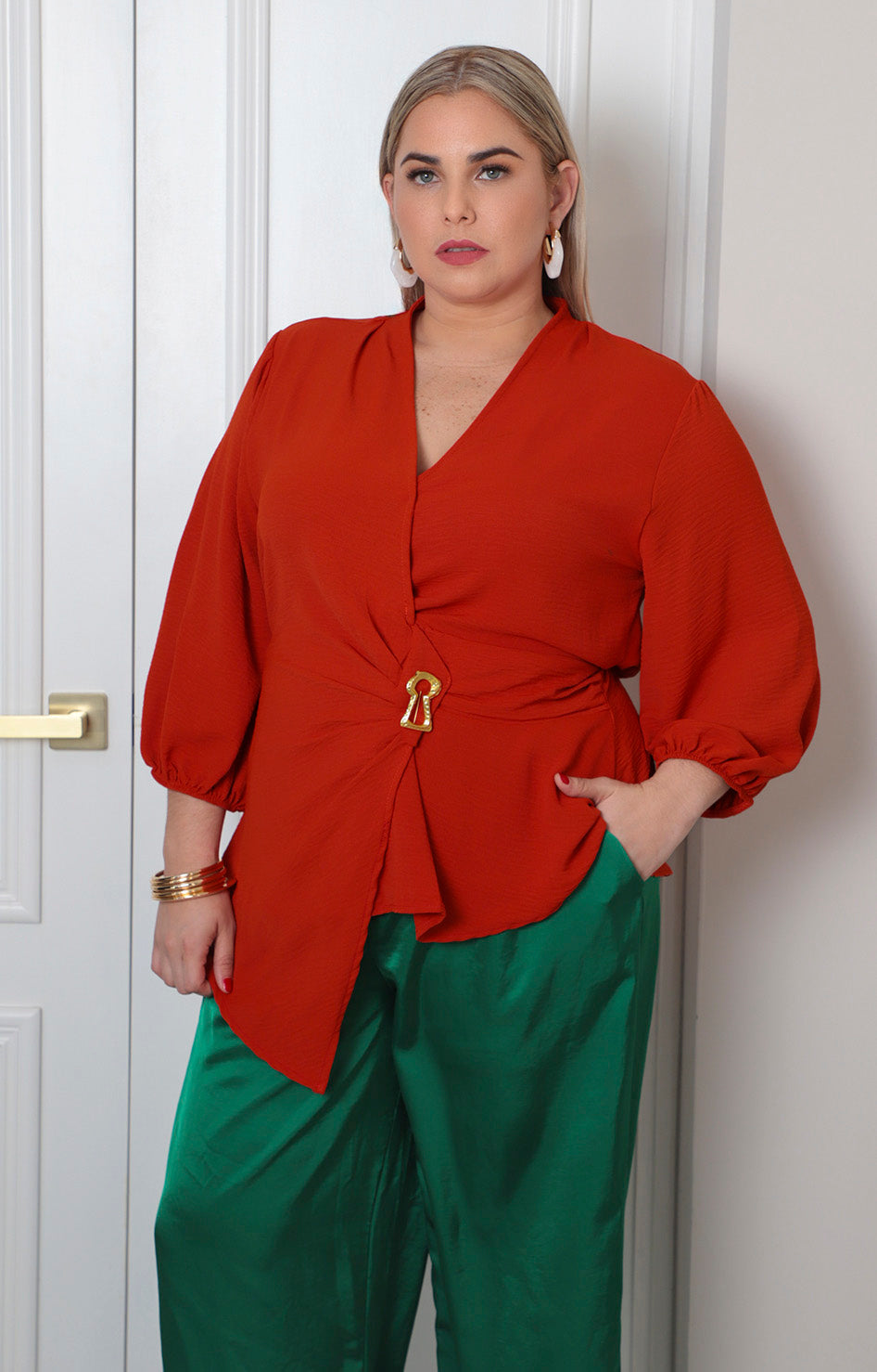 Blusa beige asimétrica para curvy de la marca Boutiquemirel, con detalle dorado y diseño elegante.