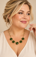 Collar llamativo verde de piedras