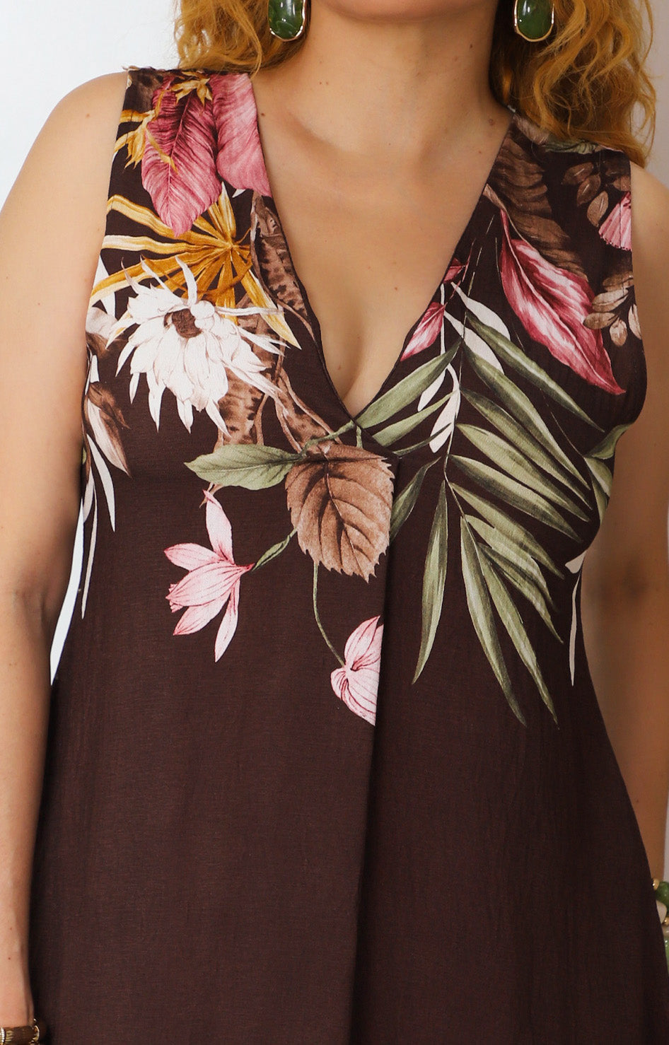 Vestido café con cuello en V y estampado tropical