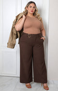 Pantalón curvy de pierna ancha con hebilla de la marca Boutiquemirel, en color neutro y estilo elegante.