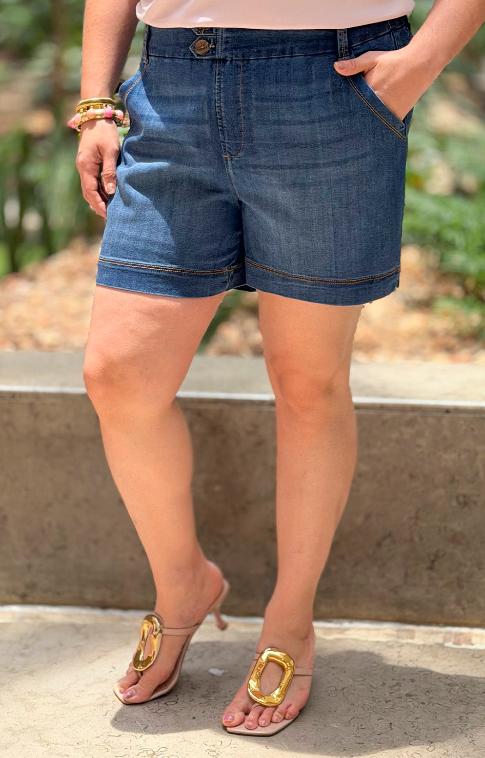 Short de mezclilla curvy de la marca Victoria, con diseño ajustado y color azul, mostrando el estilo y la textura del tejido.