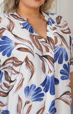 Vestido con estampado floral y escote en V