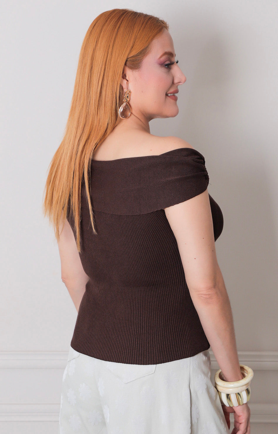 Blusa café con broche dorado - BLUSAS REGULAR Boutiquemirel 