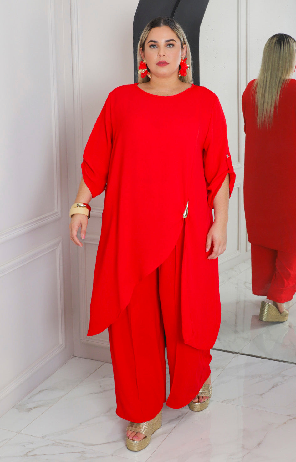 Conjunto rojo asimétrico con broche dorado