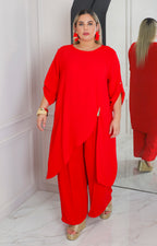 Conjunto rojo asimétrico con broche dorado