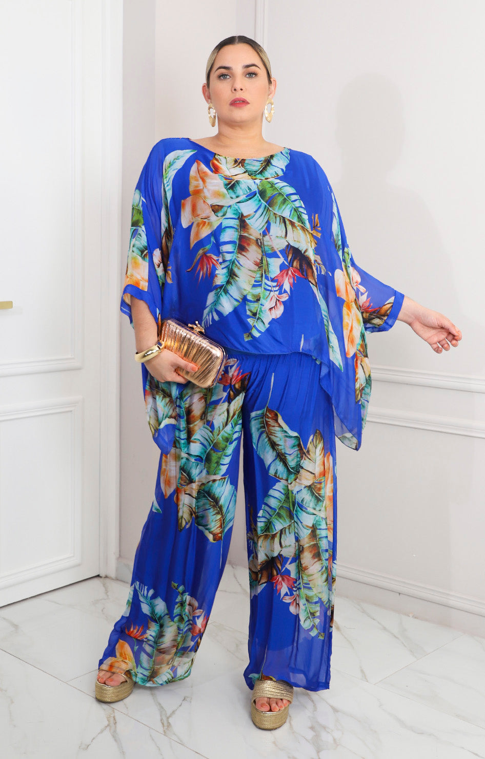 Conjunto azul rey con estampado tropical