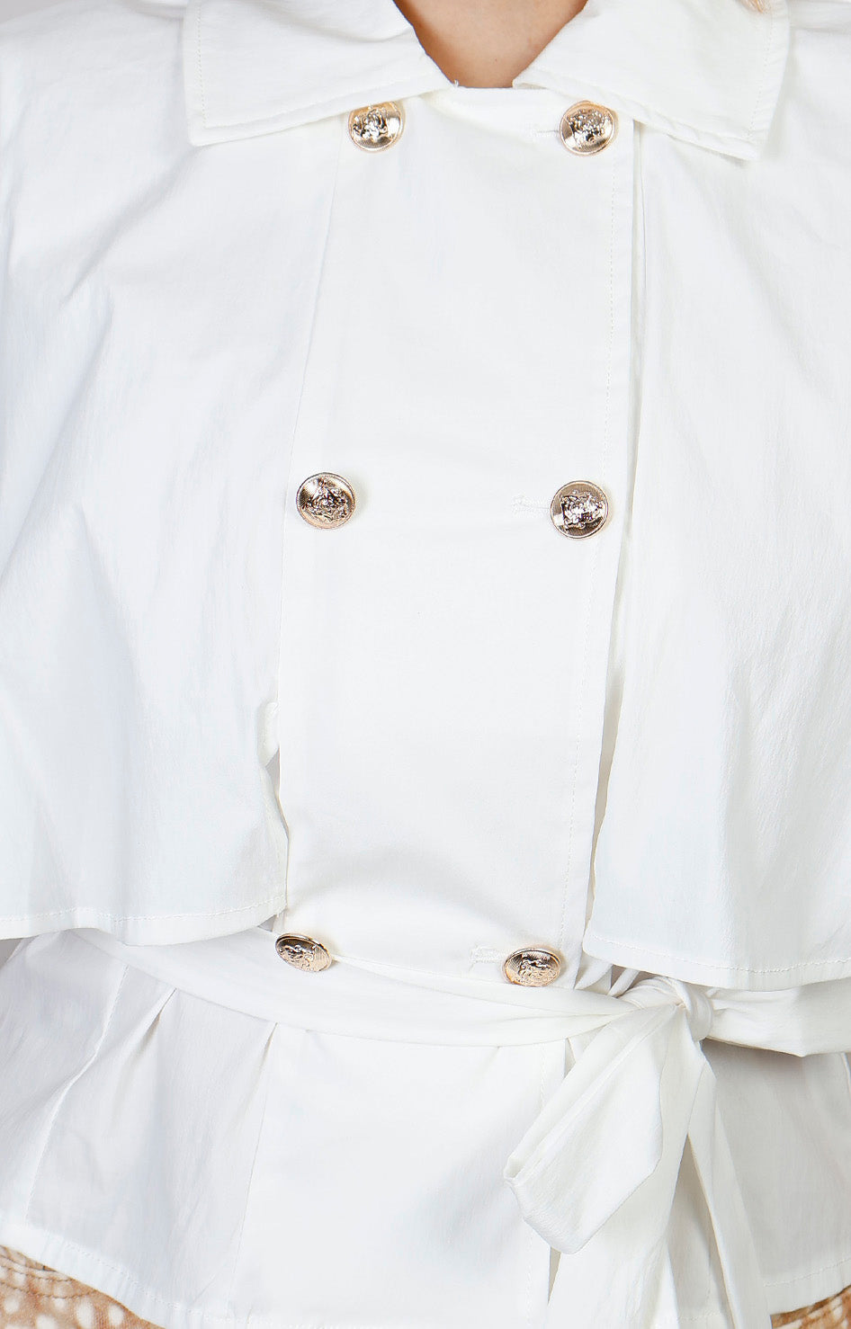 Blusa camisera blanca con cinturón de amarre