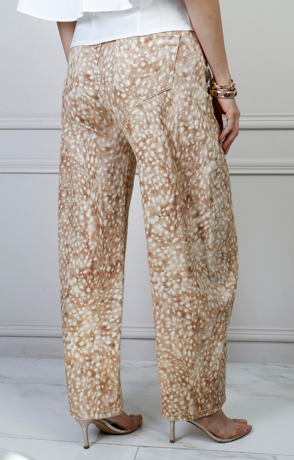 Pantalón beige animal print pierna ancha