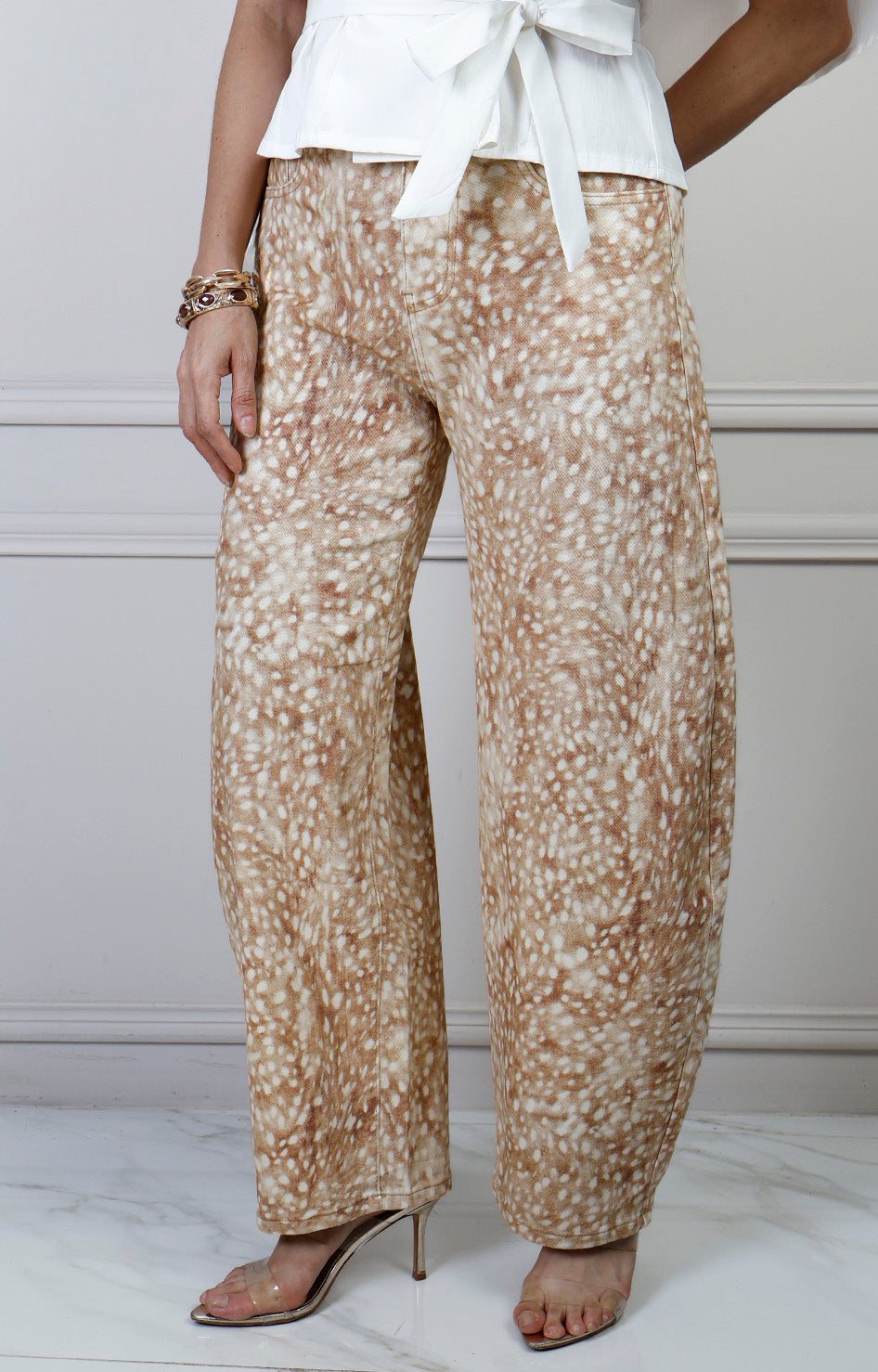 Pantalón beige animal print pierna ancha