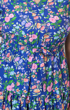 Vestido azul floral con manga abullonada