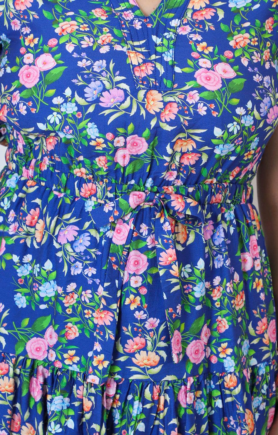 Vestido azul floral con manga abullonada