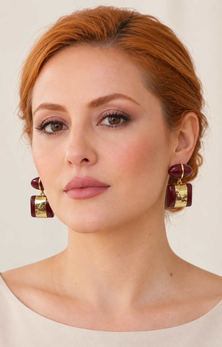Aretes colgantes vino con detalle dorado