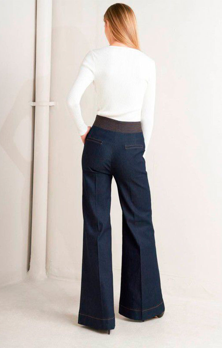 Pantalón de mezclilla azul obscuro