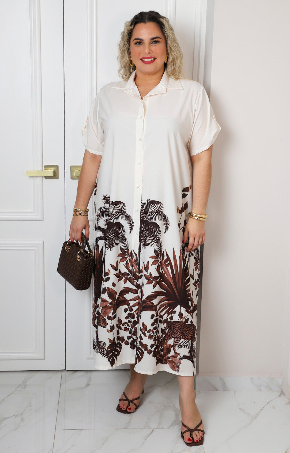 Vestido camisero largo con estampado tropical