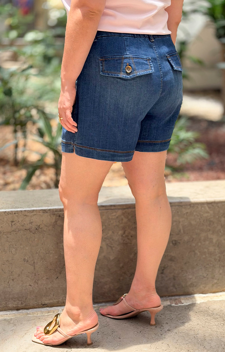 Short de mezclilla curva de la marca Victoria, con diseño ajustado y estilo clásico en color azul.