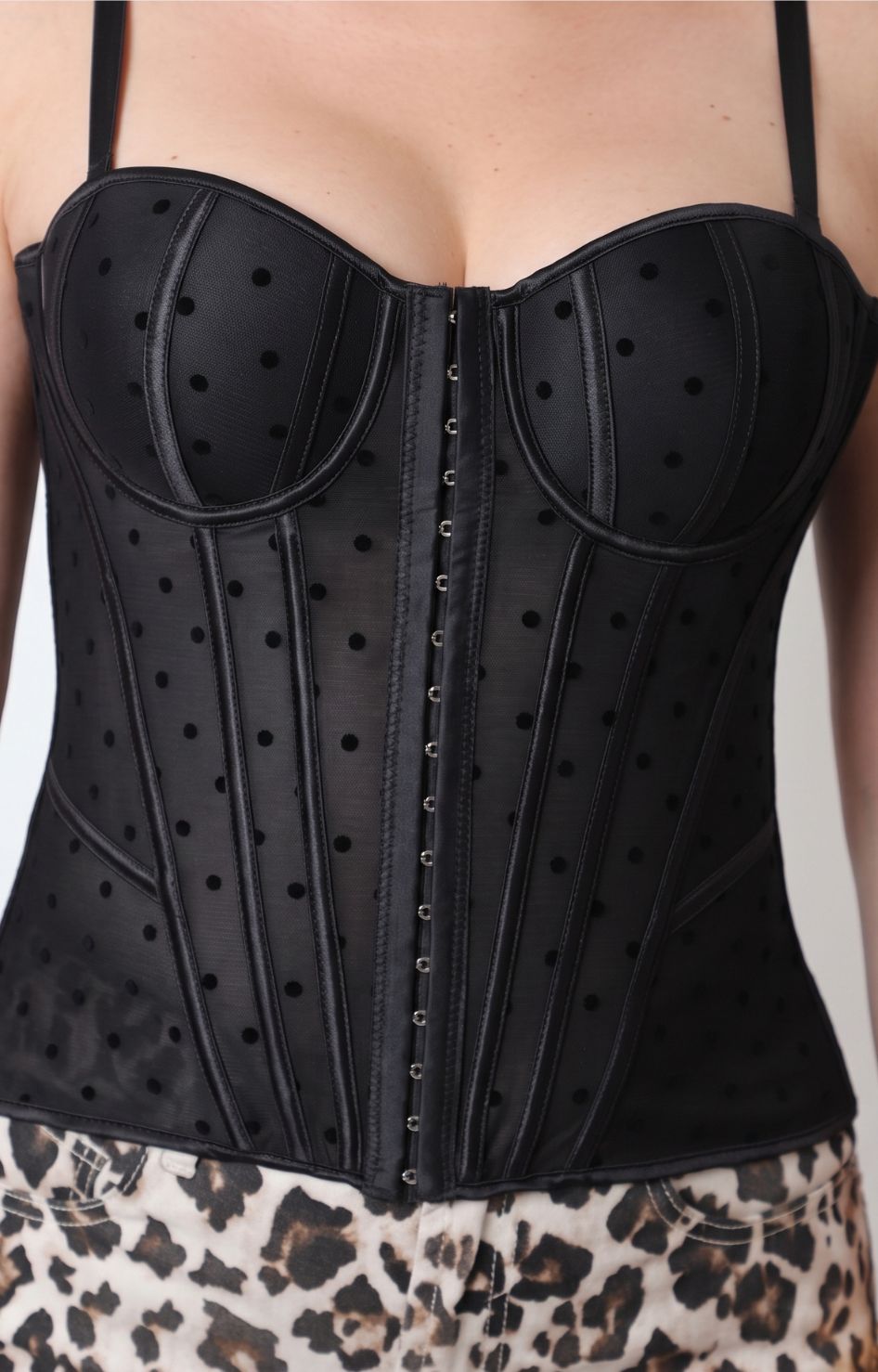 Bustier con tirantes de encaje y ganchillos