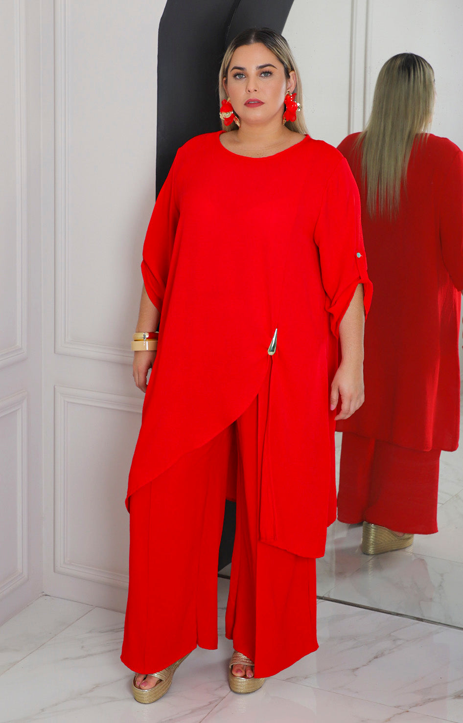 Conjunto rojo asimétrico con broche dorado