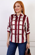 Blusa camisera regular de rayas verticales con detalles dorados, de la marca Boutiquemirel, en vista frontal.