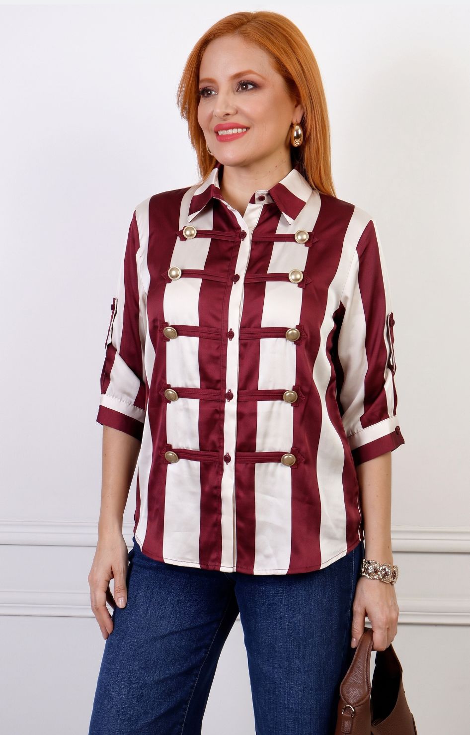 Blusa camisera regular de rayas verticales con detalles dorados, de la marca Boutiquemirel, en vista frontal.