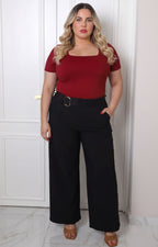 Pantalón wide-leg Boutiquemirel con hebilla y diseño curvy, en color neutro, mostrando la prenda colgada.