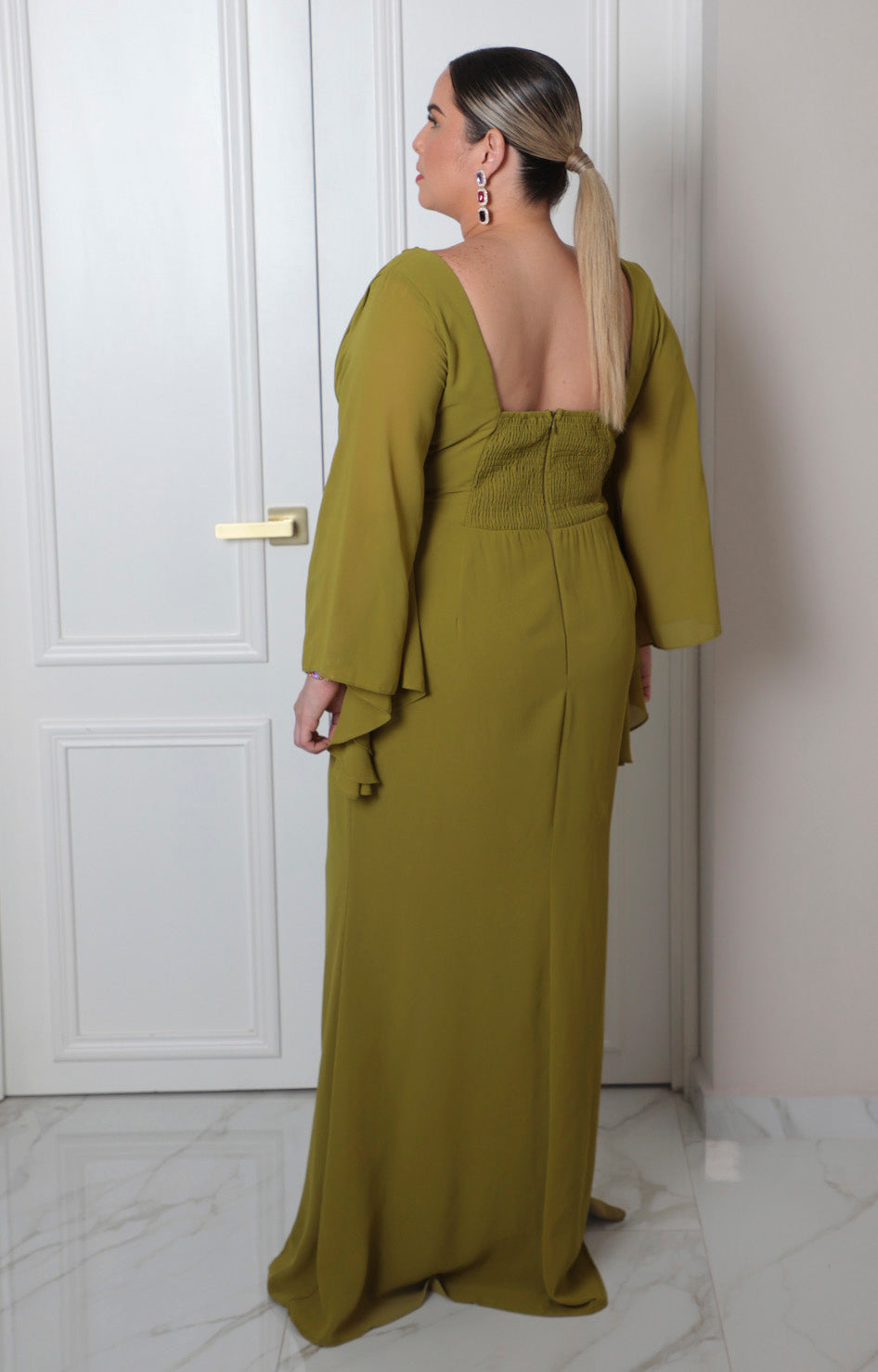Vestido largo verde con escote drapeado