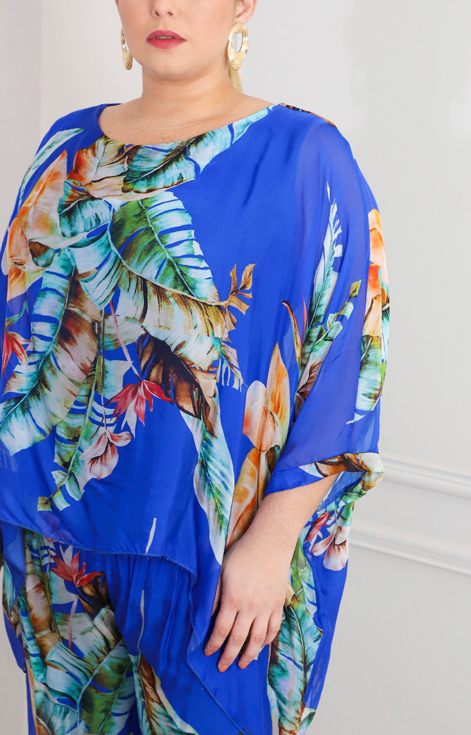 Conjunto azul rey con estampado tropical