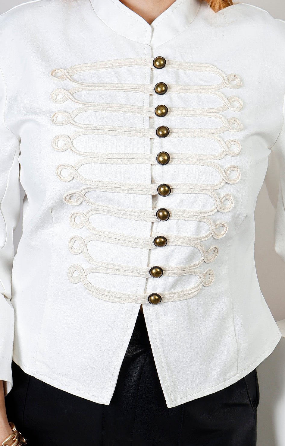 Saco blanco estilo militar con cordones