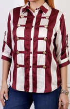 Blusa camisera de rayas verticales con detalles dorados, blusa regular de la marca Boutiquemirel, vista frontal.