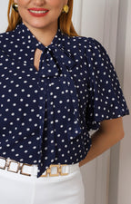 Blusa azul de polka dots con mangas globo