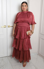Vestido largo con olanes de satín