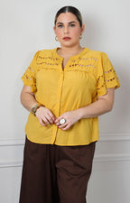 Blusa camisera con bordado calado