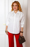 Blusa camisera blanca con aplicaciones brillantes