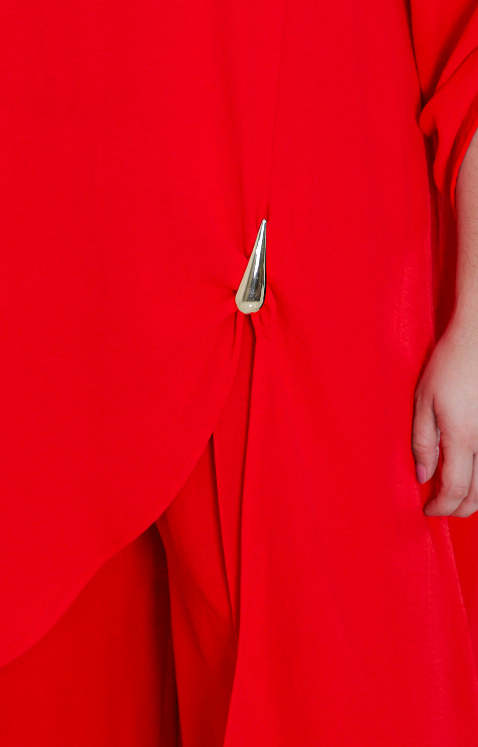 Conjunto rojo asimétrico con broche dorado
