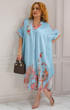Vestido azul con cuello en V y estampado floral