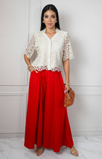 Blusa beige de encaje floral con escote en V