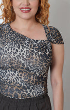 Blusa animal print con cuello drapeado