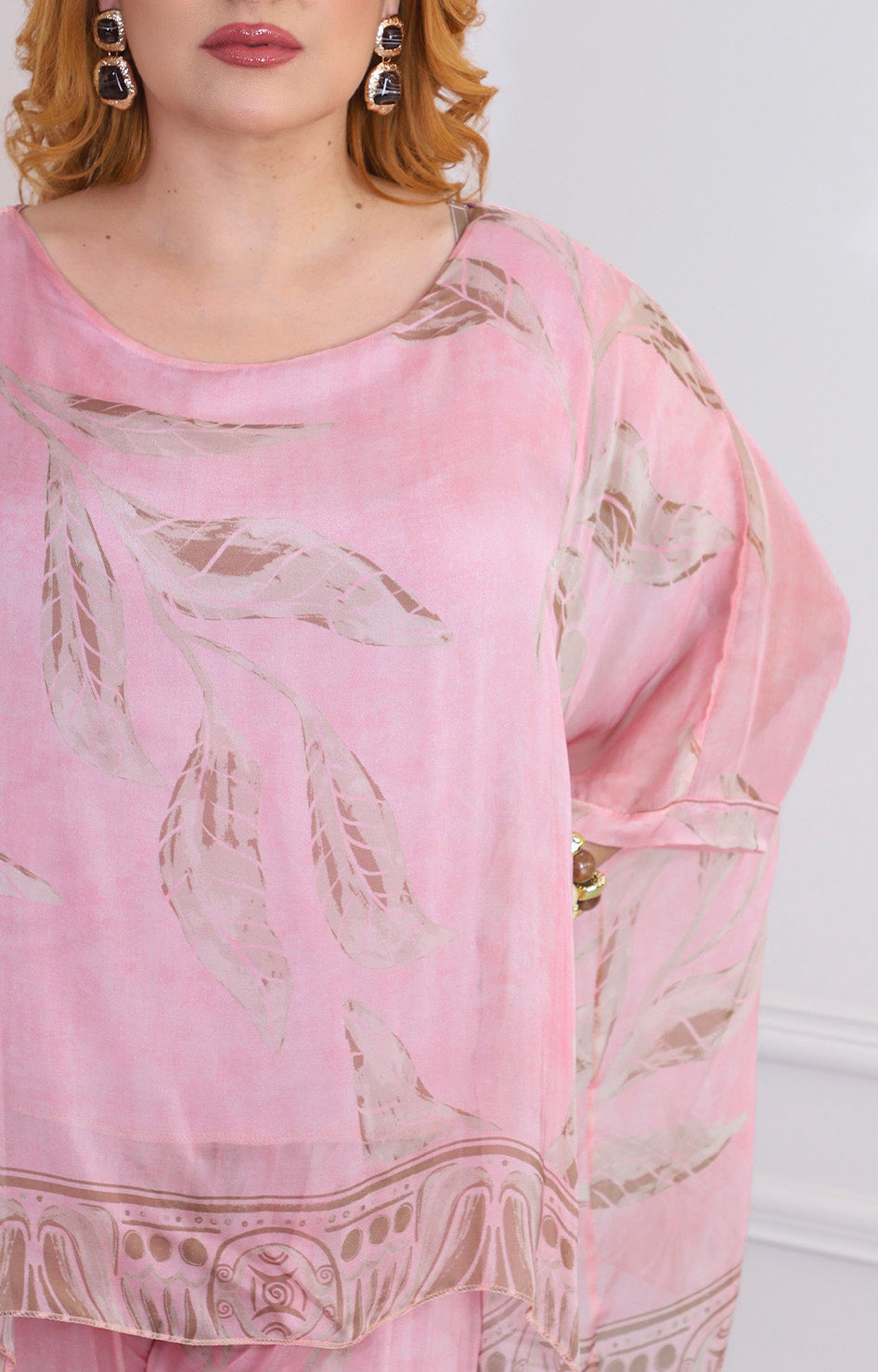 Conjunto rosa con estampado de hojas