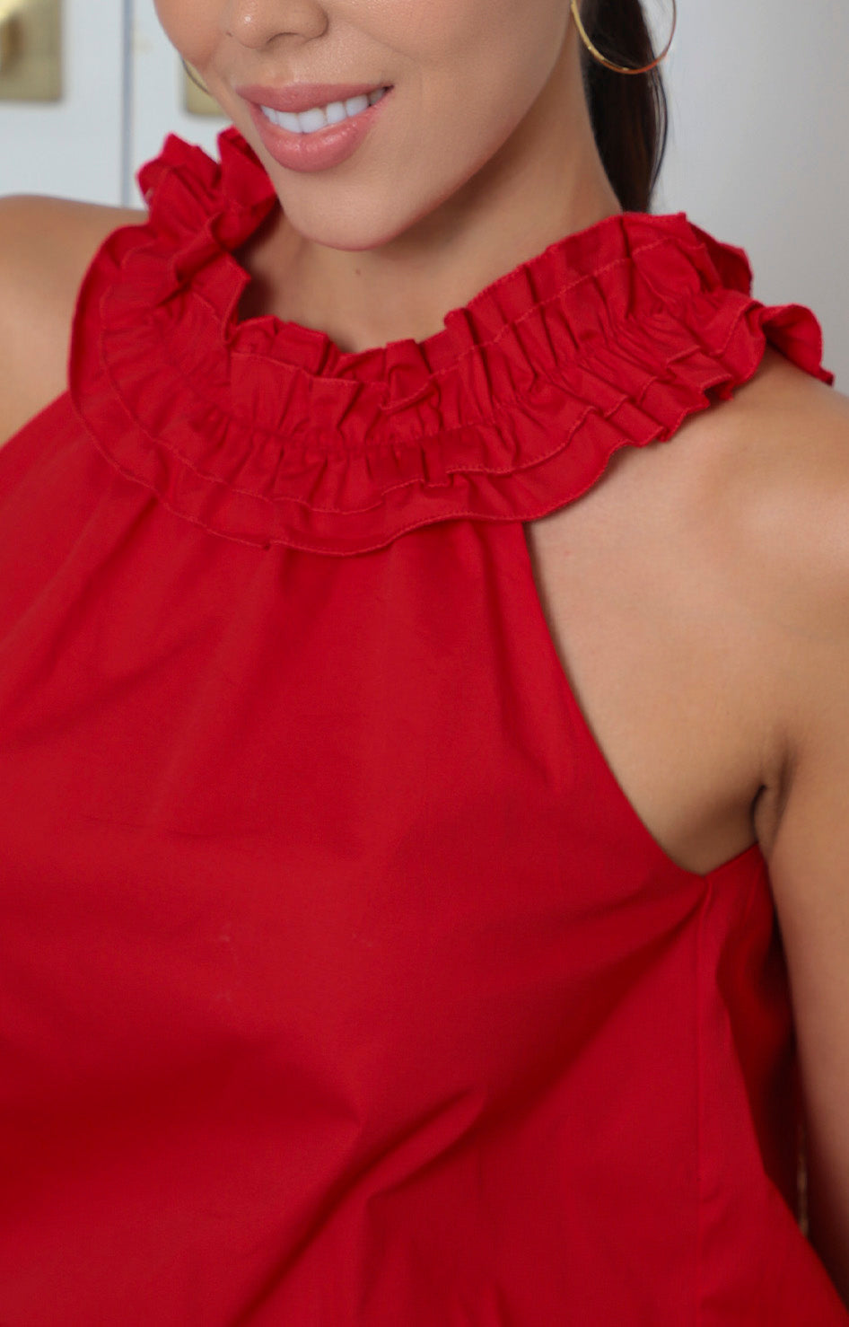 Blusa roja sin mangas con olán