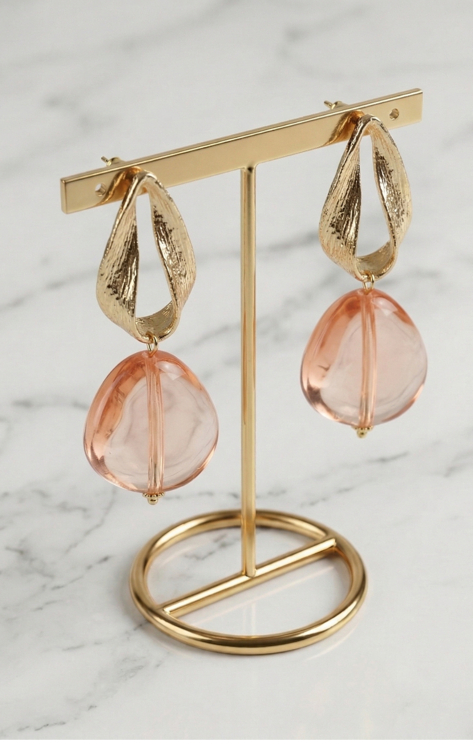 Aretes geométricos dorados con gota rosa - ARETES Boutiquemirel 