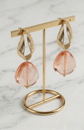 Aretes geométricos dorados con gota rosa - ARETES Boutiquemirel 
