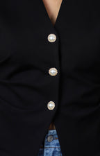 Chaleco negro con botones decorativos