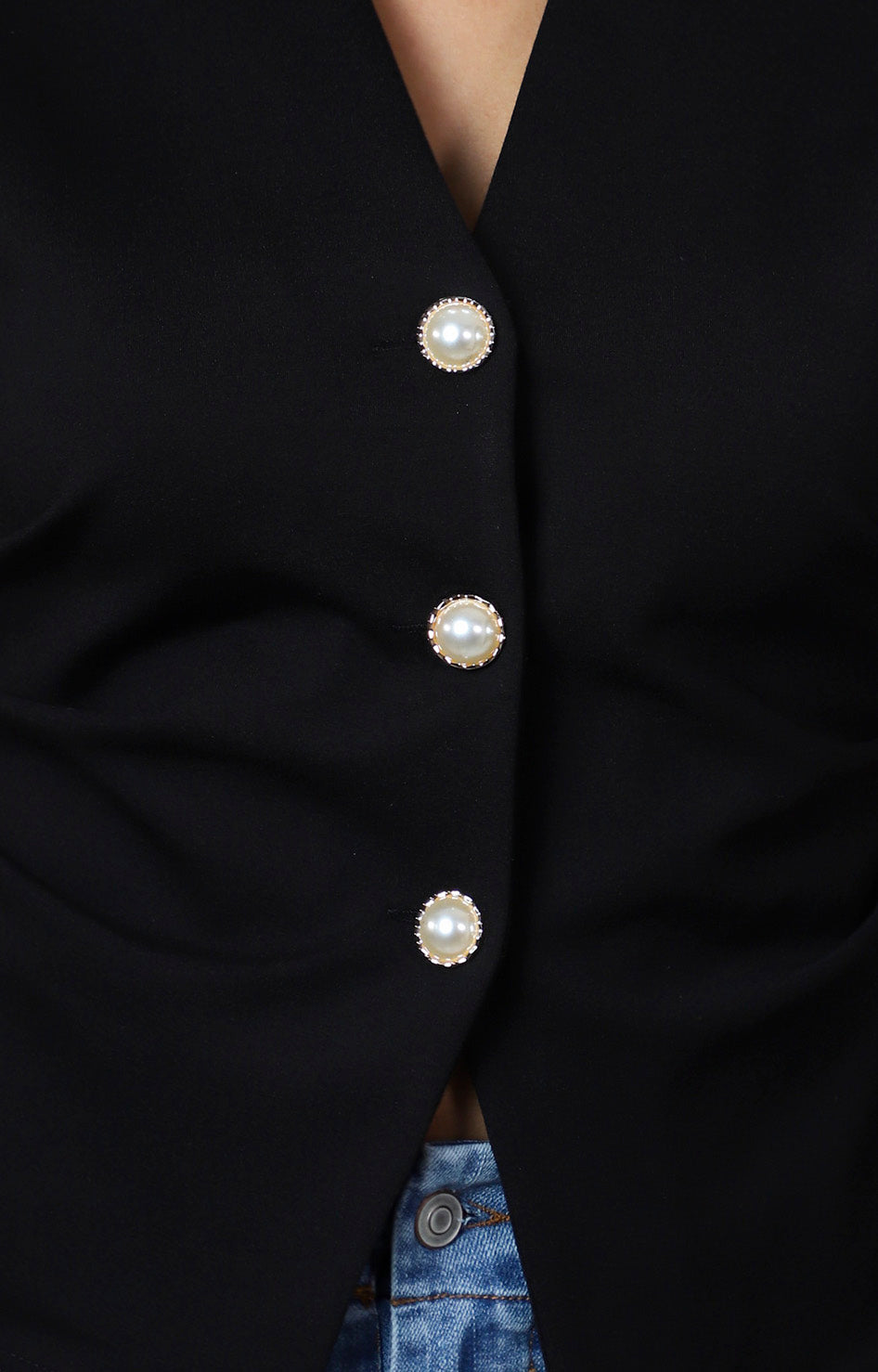 Chaleco negro con botones decorativos