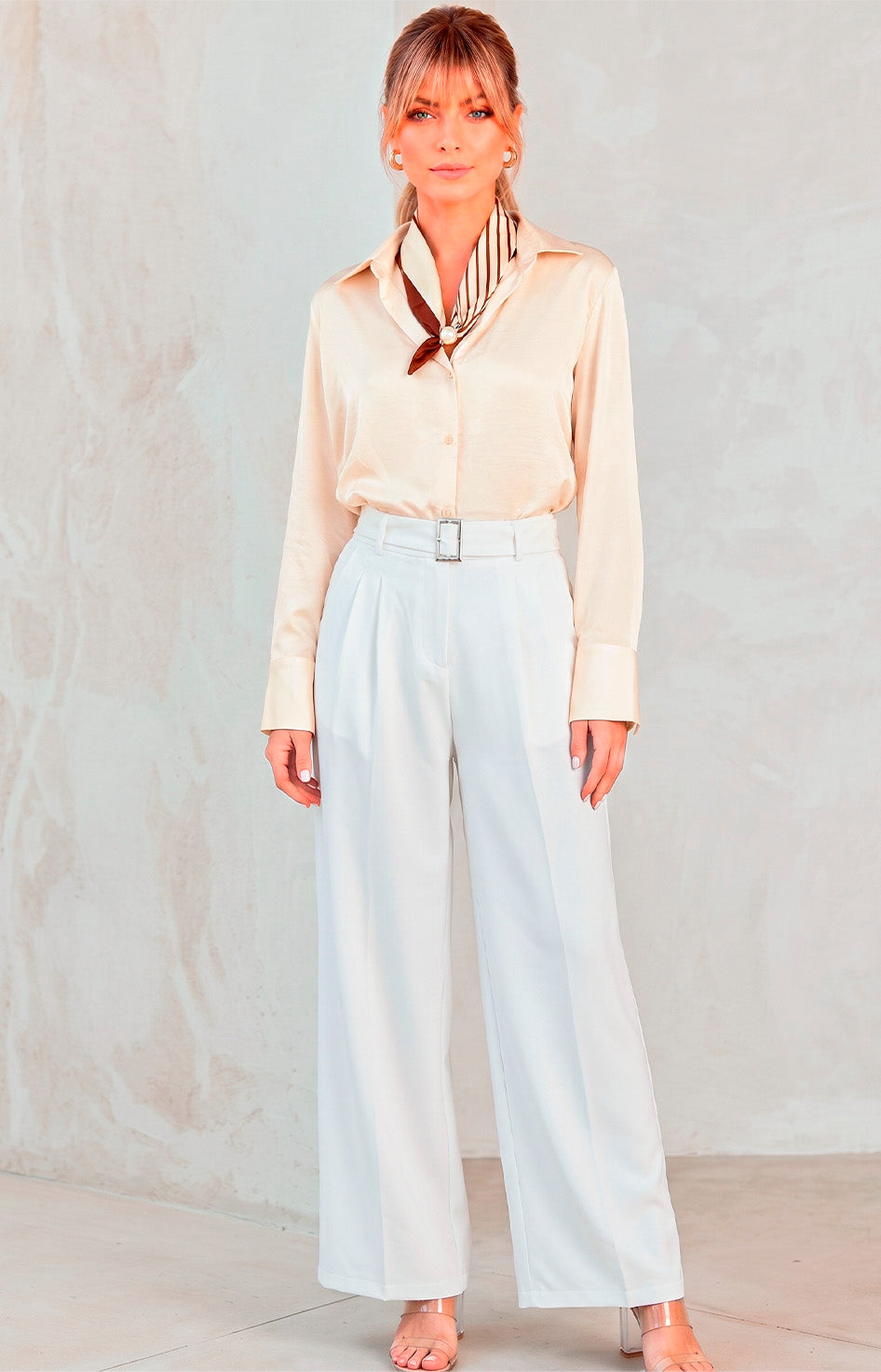 Blusa satinada con mascada