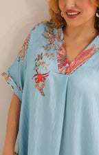 Vestido azul con cuello en V y estampado floral