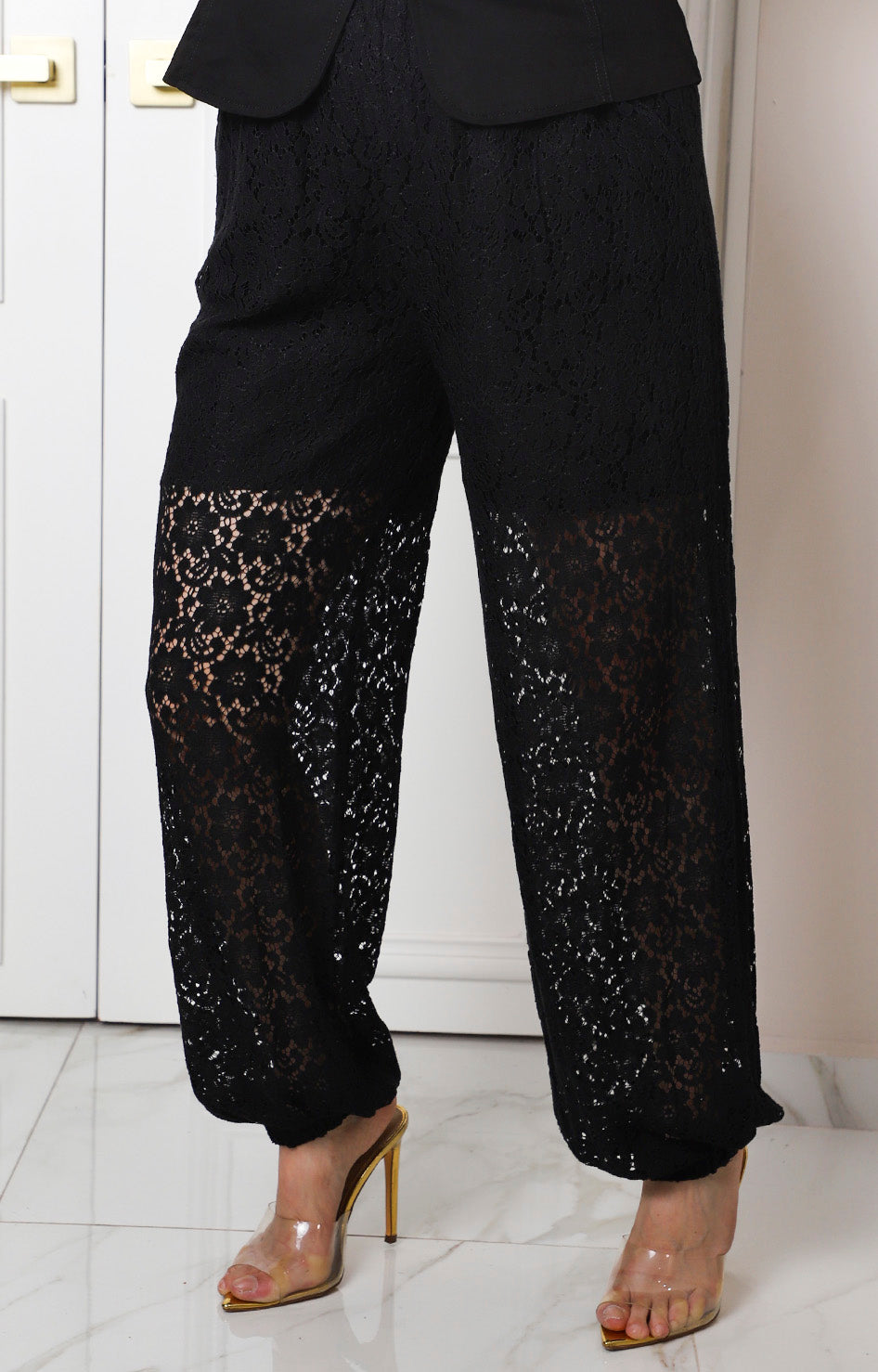 Pantalón regular negro de encaje de la marca Boutiquemirel, con diseño elegante y detalles de encaje en la tela.