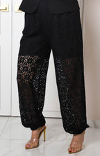 Pantalón regular negro de encaje de la marca Boutiquemirel, con diseño elegante y detalles de encaje en la tela.