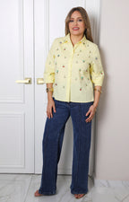 Blusa camisera amarilla con dijes