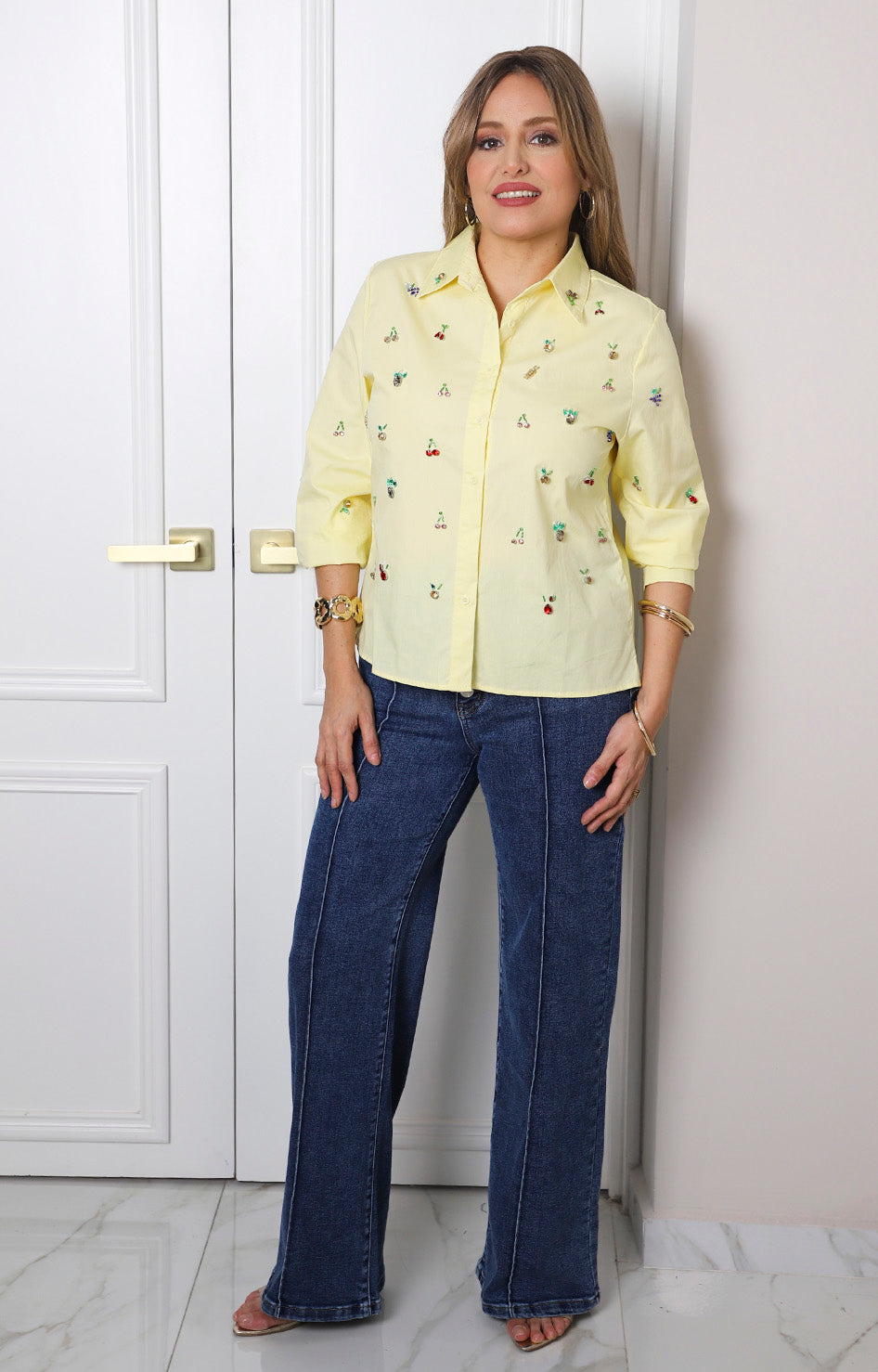 Blusa camisera amarilla con dijes