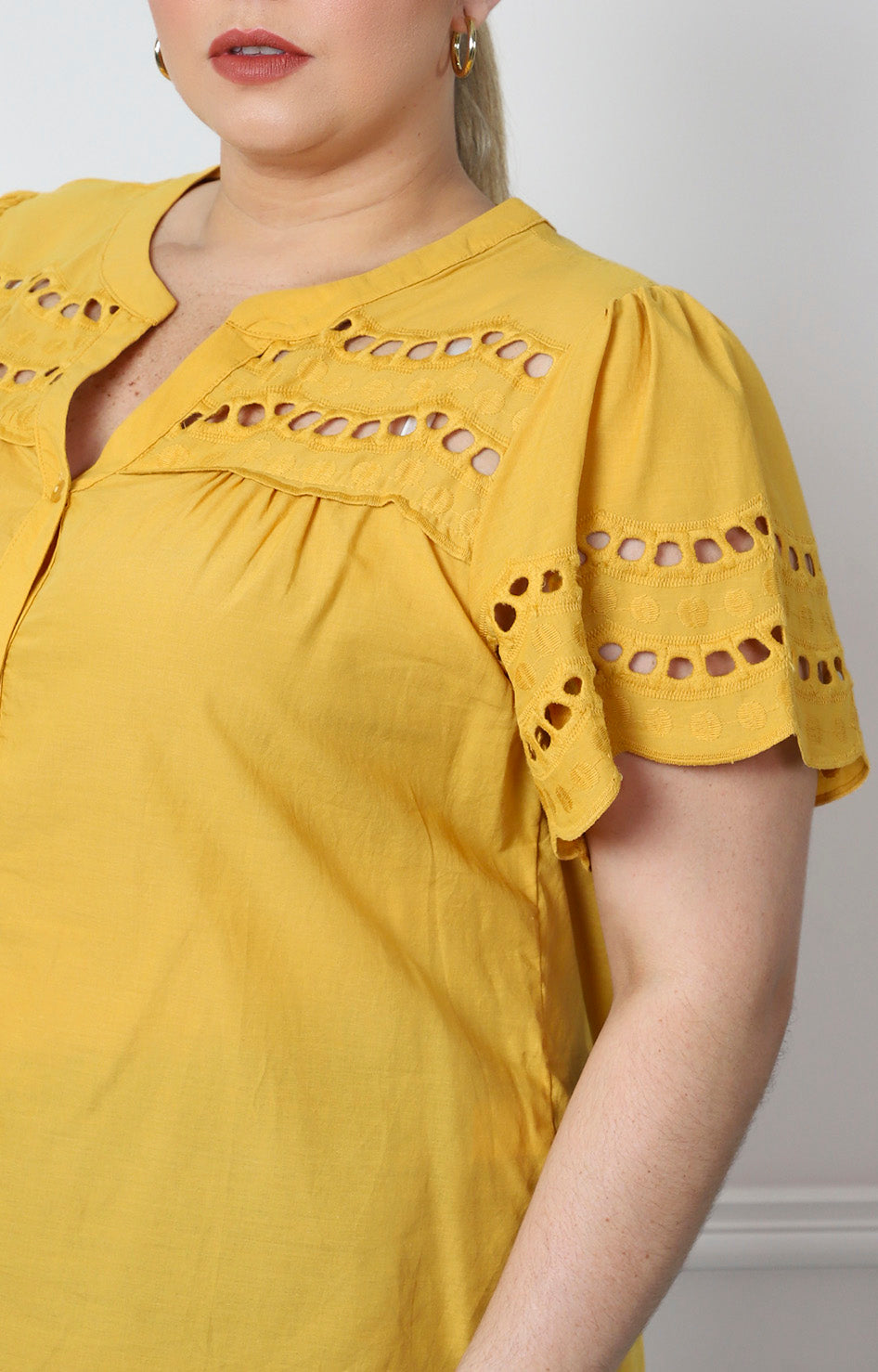 Blusa camisera con bordado calado